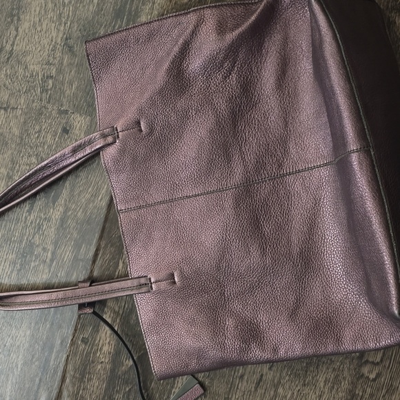 VINCE CAMUTO Elegant Purple Tote Bag Metallic Leather - Picture 3 of 7